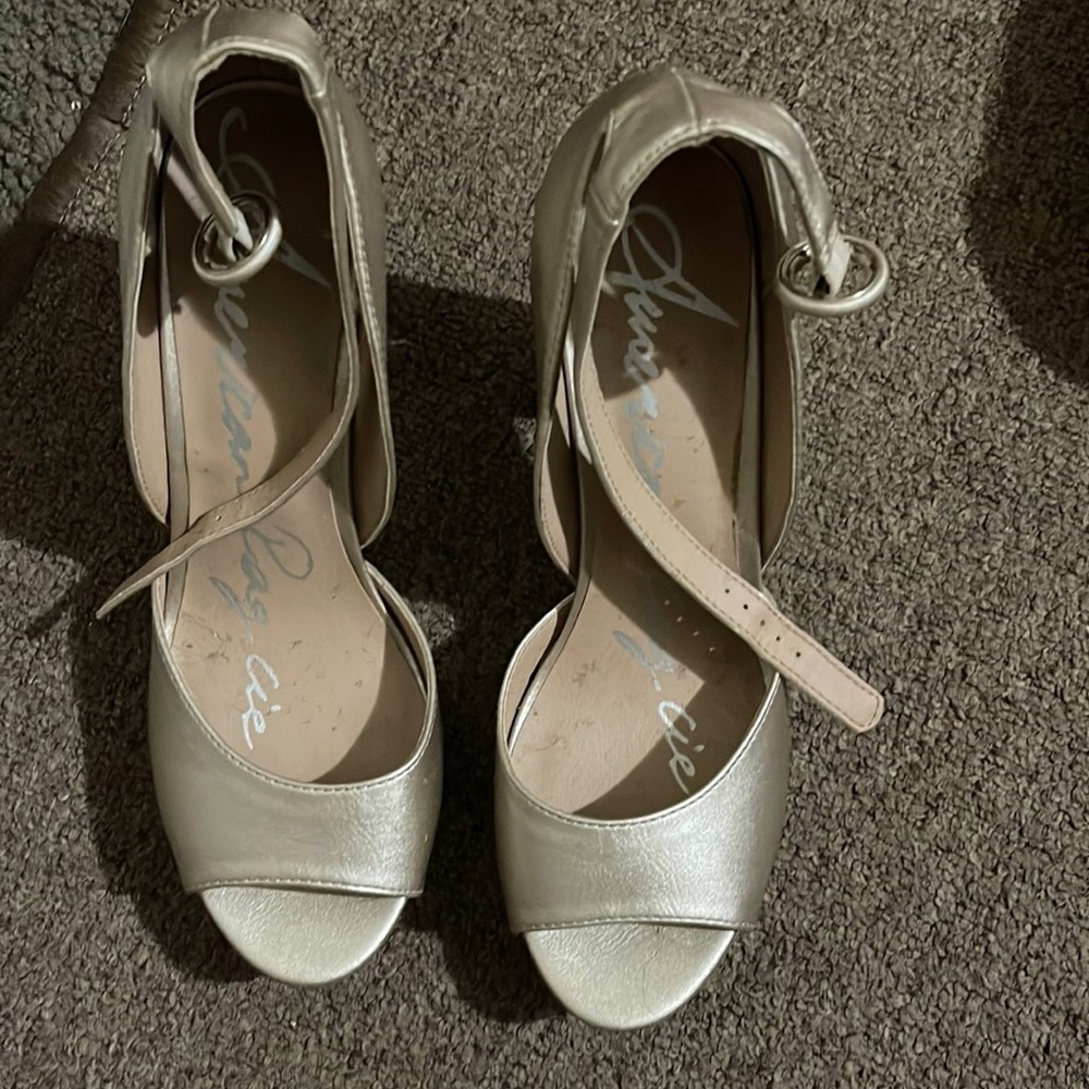 Super cute and comfy gold heel !
